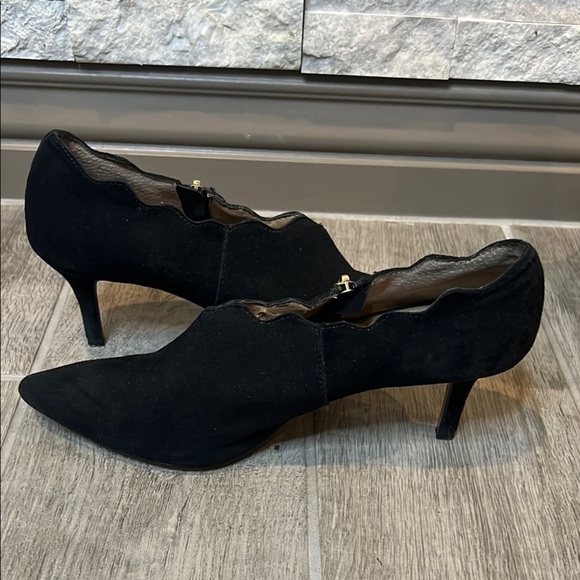 Adrienne Vittadini Black Flats with Pointed Toe and Sleek Design - Picture 6 of 11